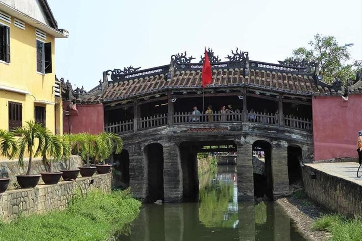 un ponte sopra un fiume con una bandiera sopra