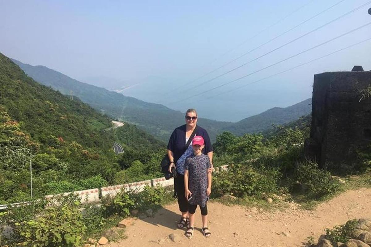 une femme et un enfant debout sur une montagne