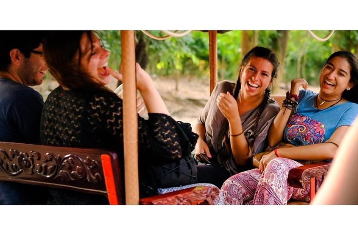 un gruppo di persone sedute su un autobus