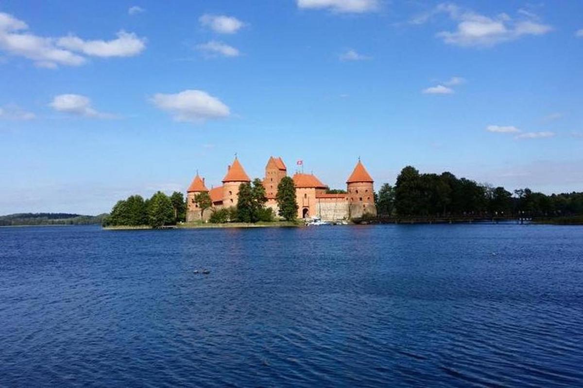 wyspa pośrodku dużego zbiornika wodnego