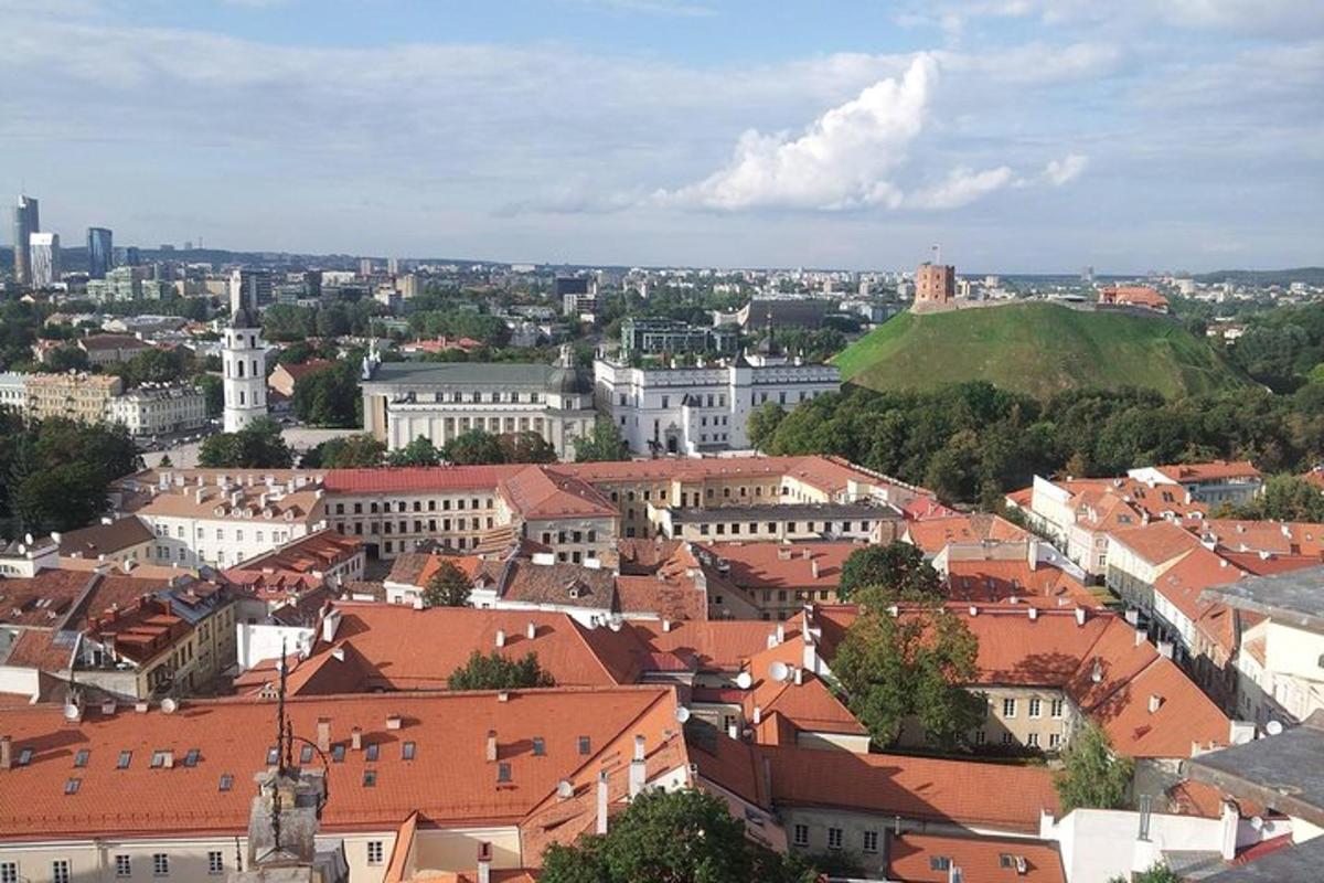 pohled na město s červenými střechami