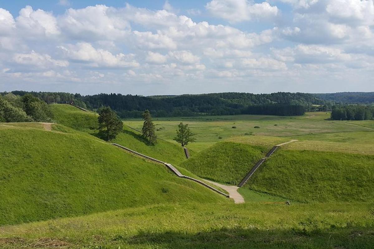 travnatý kopec s prašnou cestou