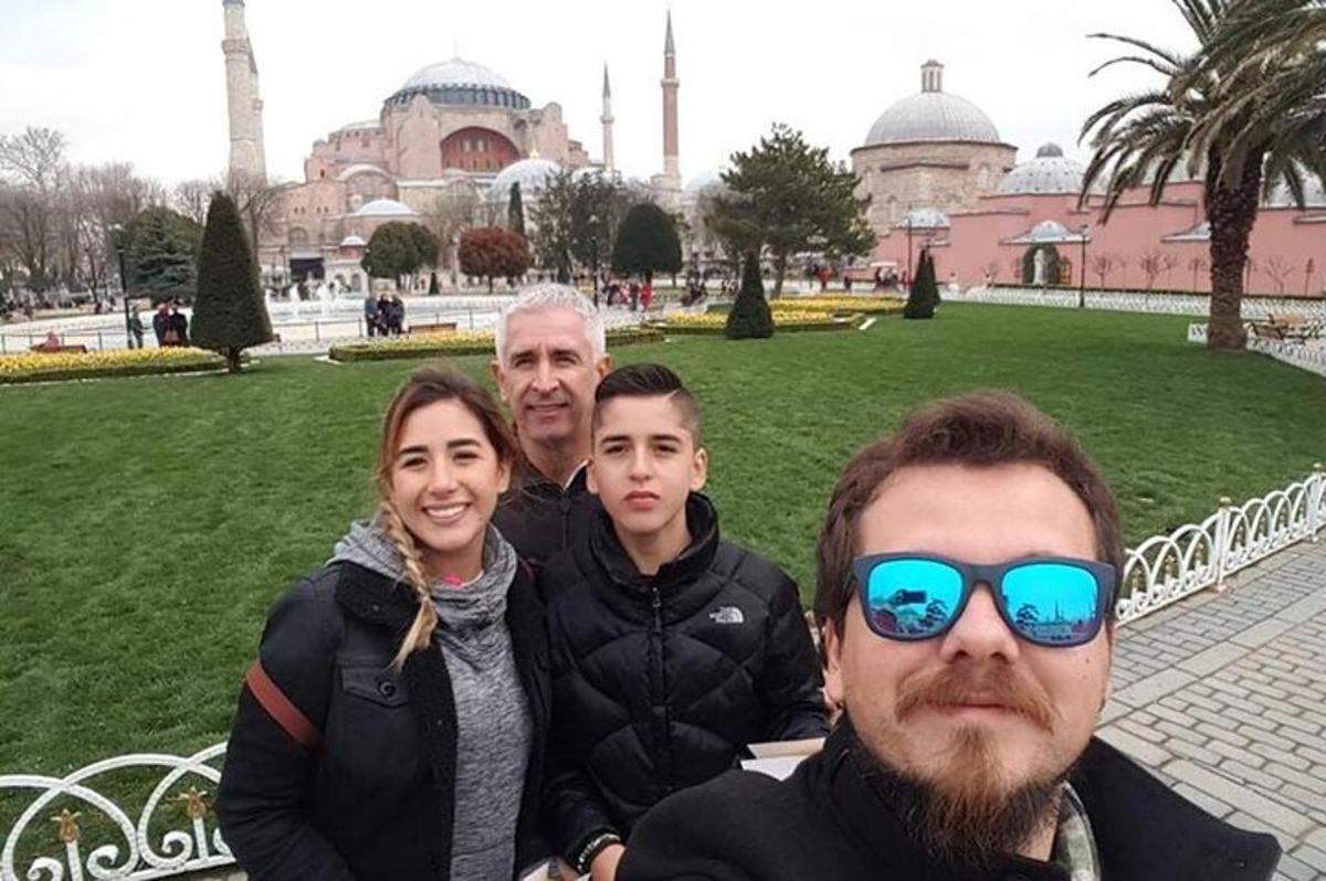 hópur fólks pósar fyrir framan mosku