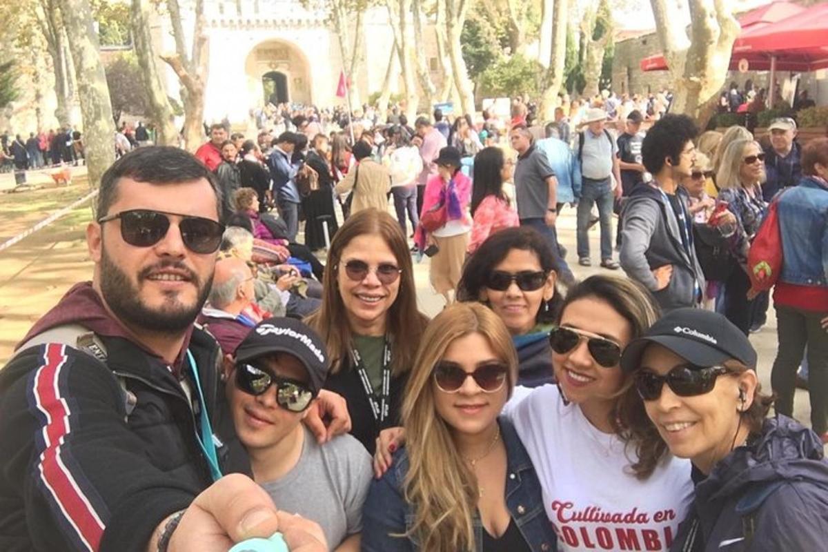 un gruppo di persone posa per una foto