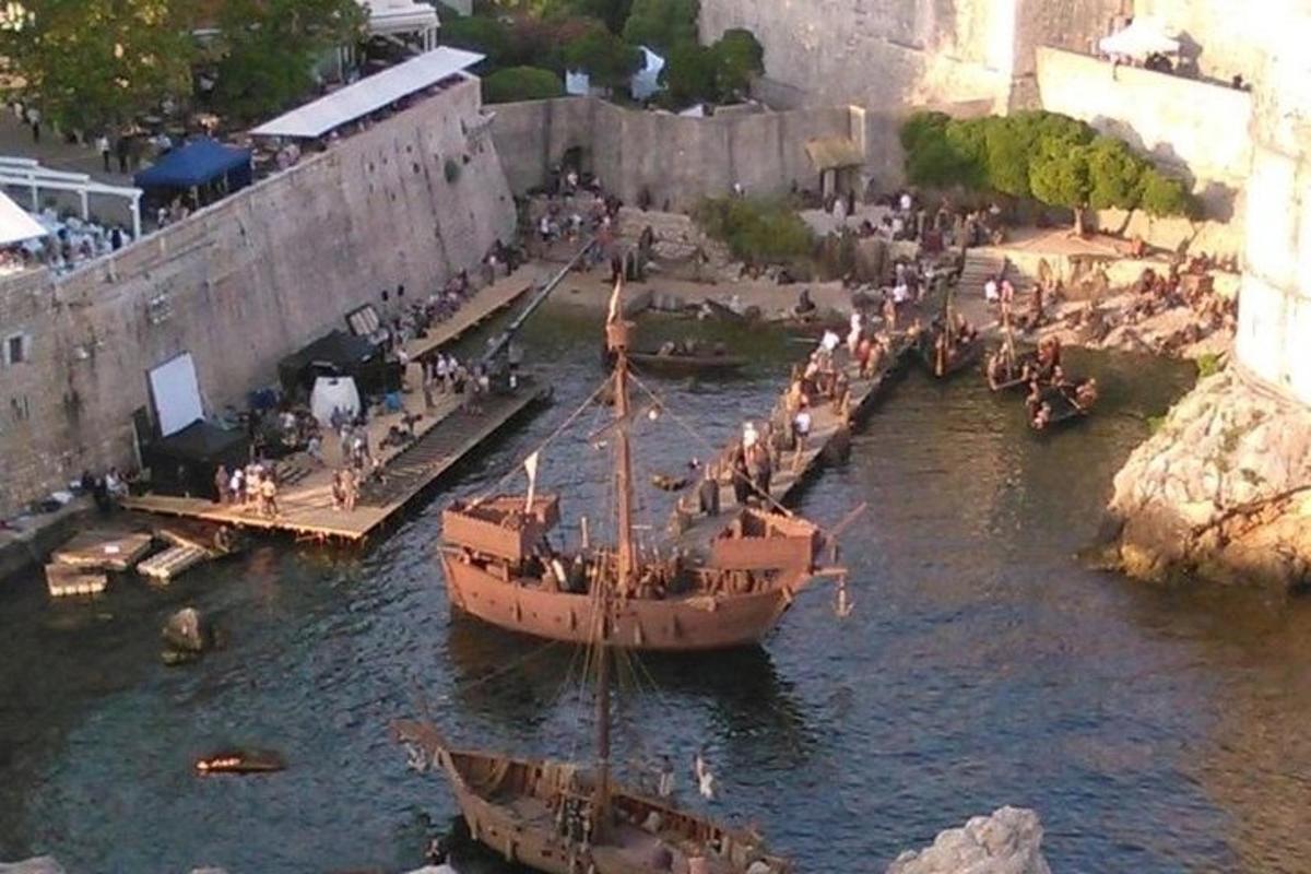 duvarın yanındaki suda bir grup tekne