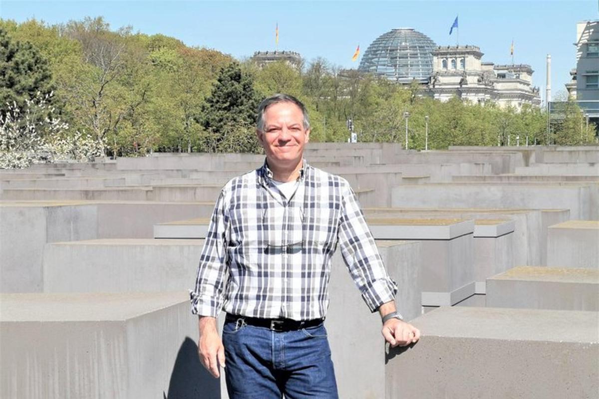 en mann står foran et monument