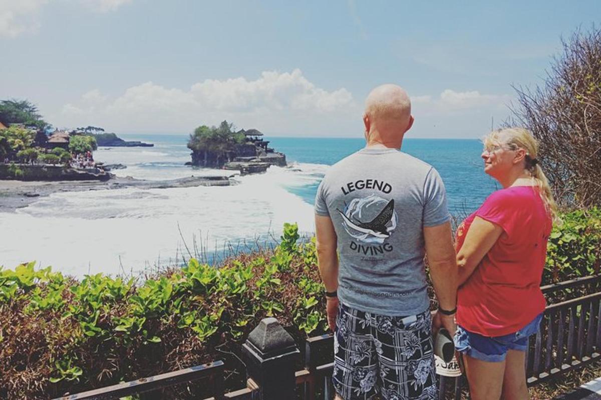 um homem e uma mulher olhando para o oceano