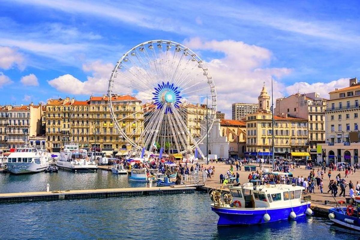 una ruota panoramica in una città con barche in acqua