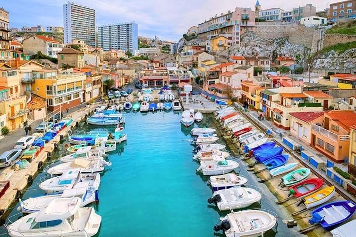 un gruppo di barche è attraccato in un porto