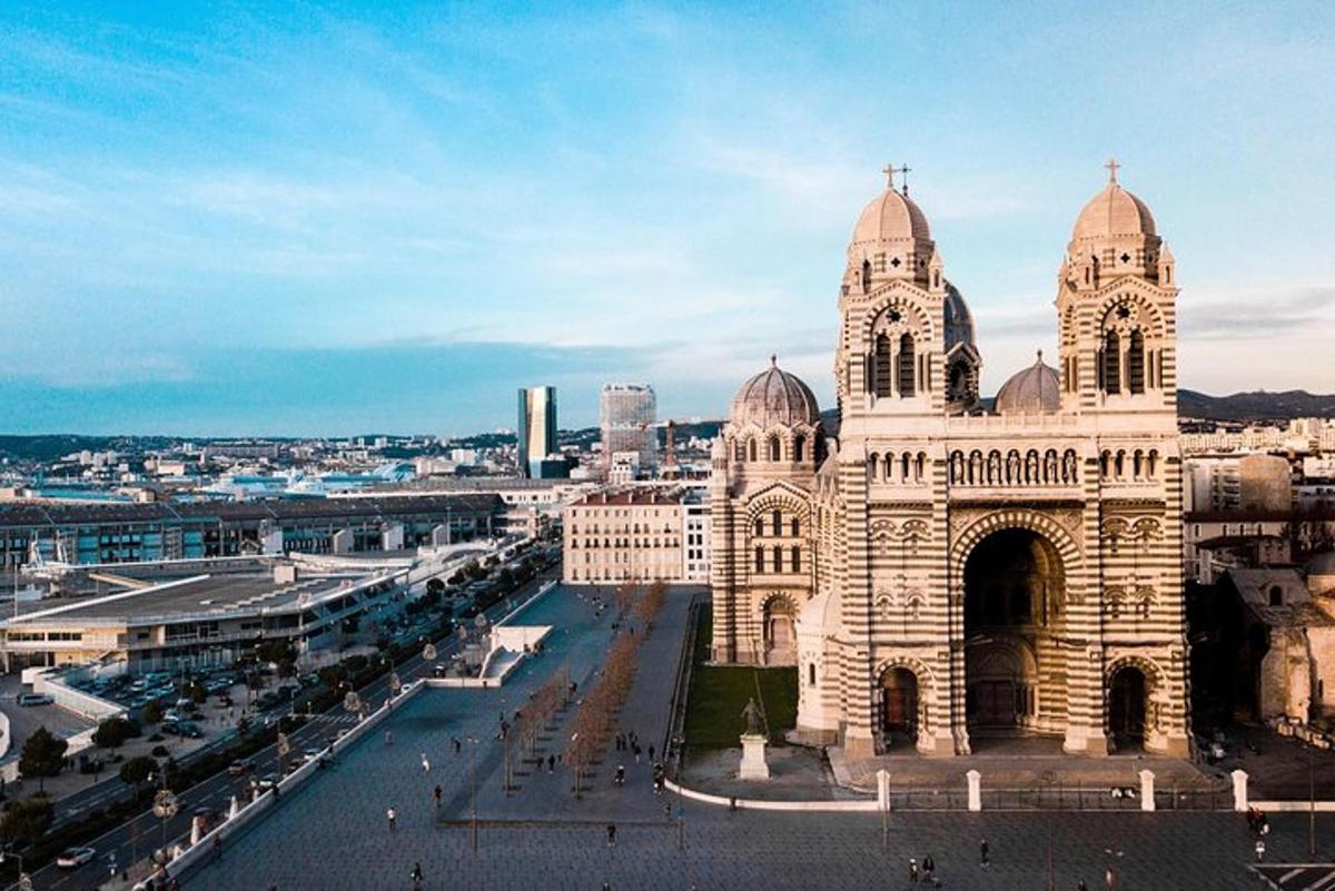 una grande cattedrale con una città sullo sfondo