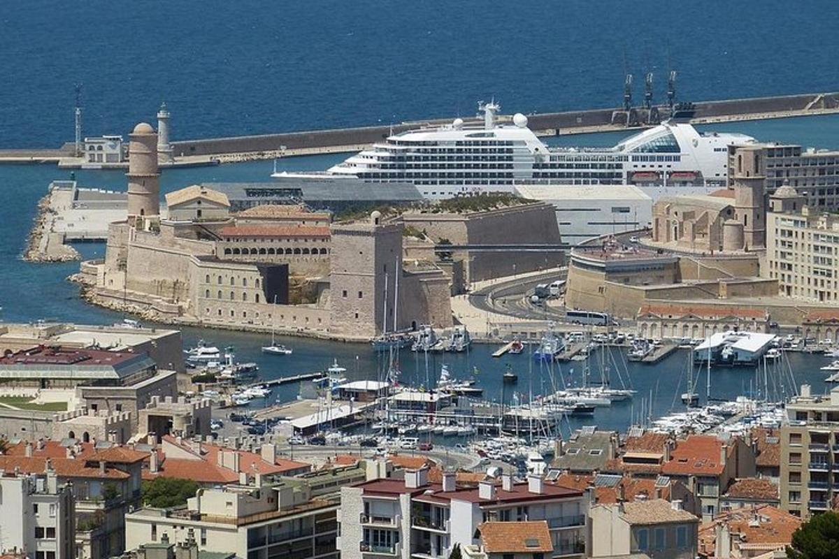 una nave da crociera è attraccata in un porto con barche