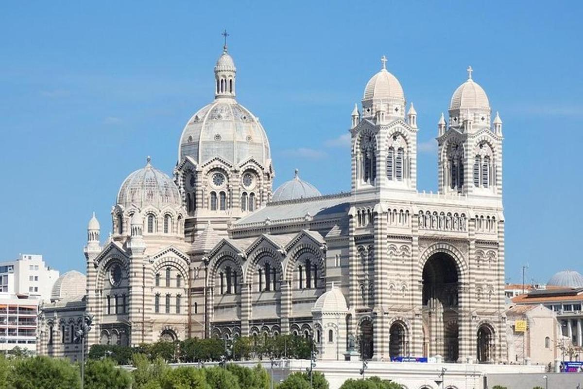 un grande edificio con delle cupole in cima
