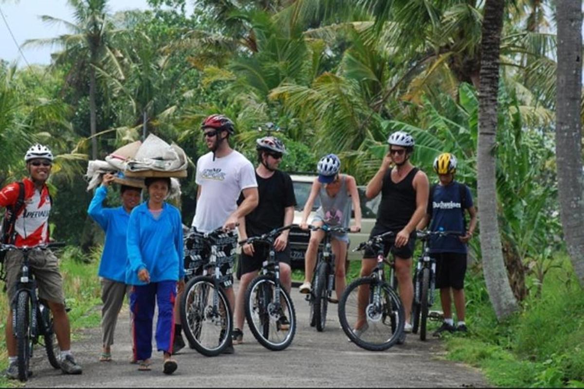 um grupo de pessoas em bicicletas em uma estrada