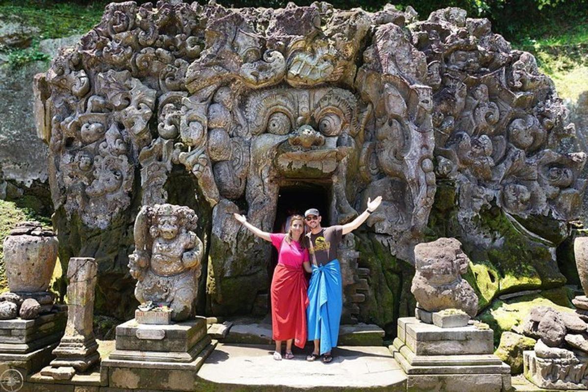 um homem e uma mulher em pé em frente a uma estátua