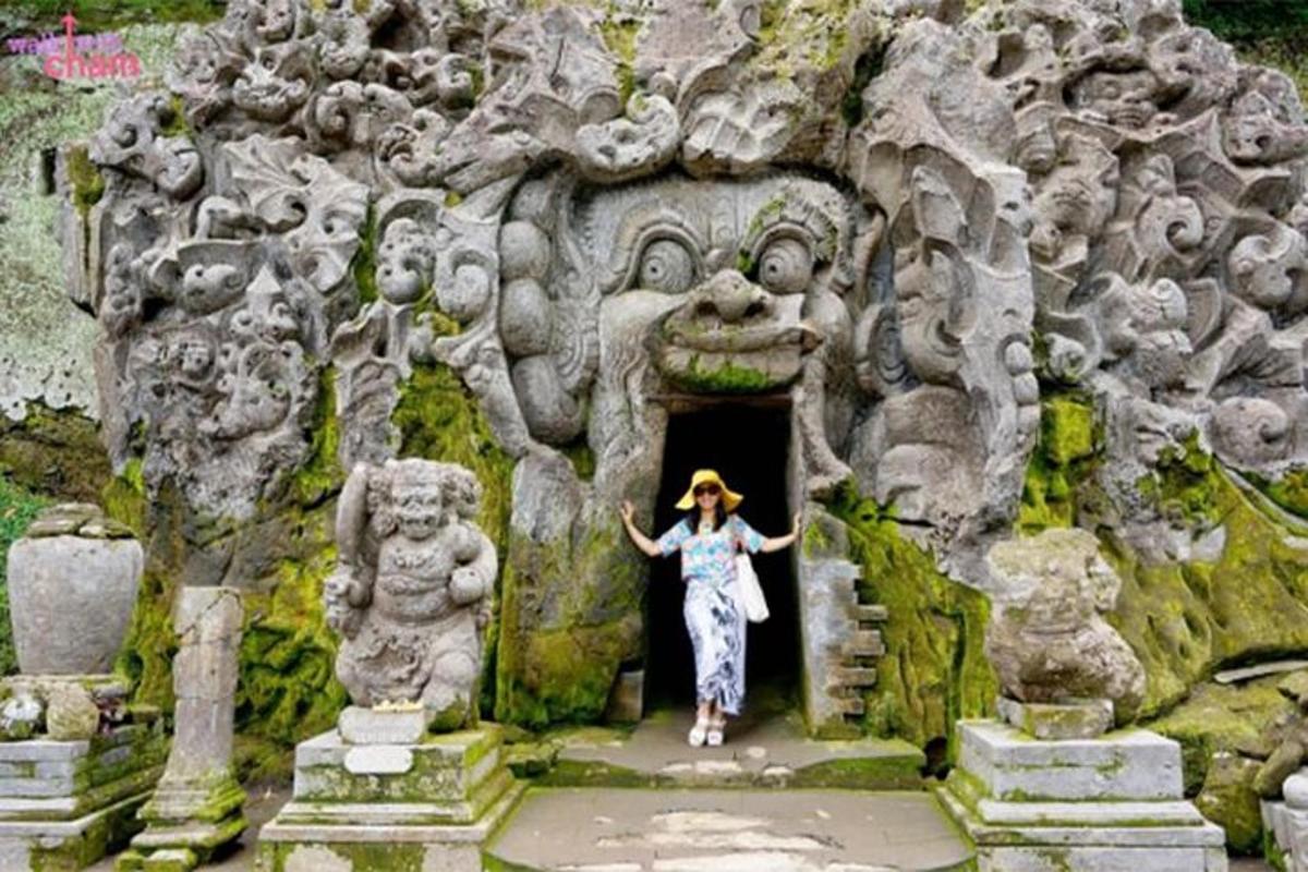 uma mulher parada na porta de uma estrutura de pedra