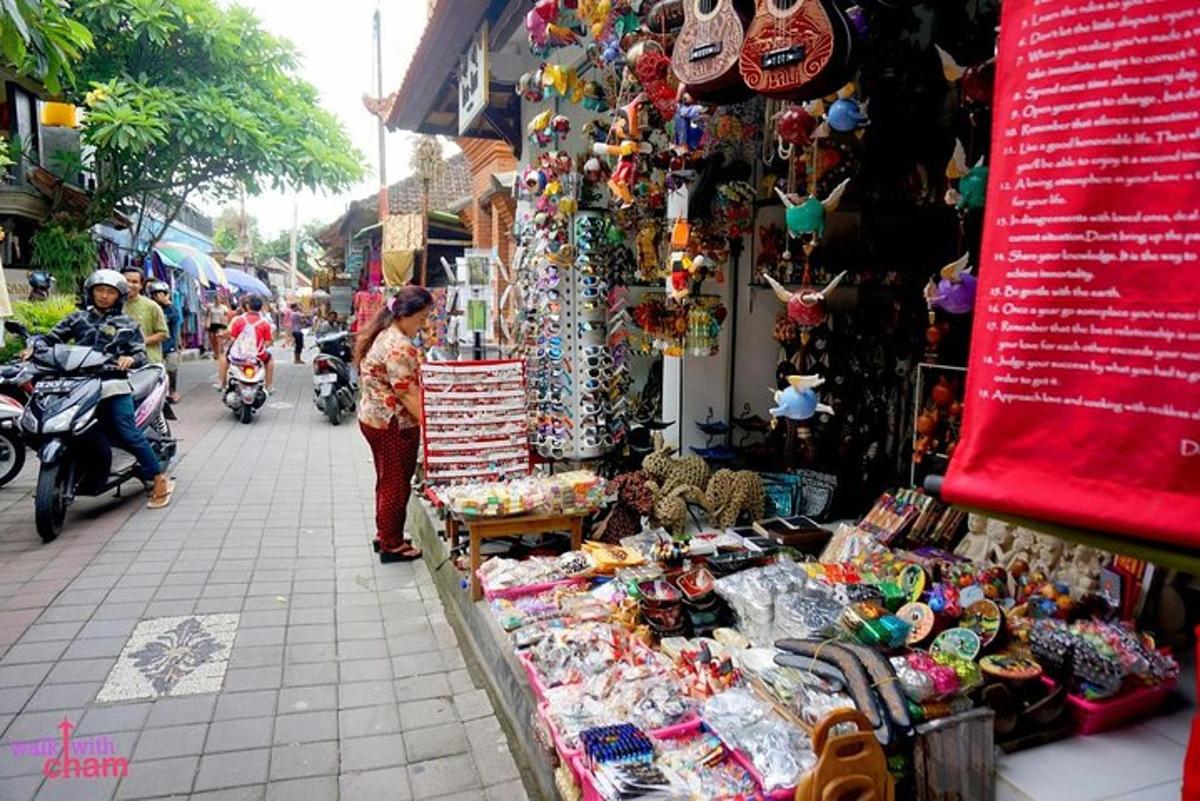 Una mujer parada frente a un mercado con una exhibición de mercancías.