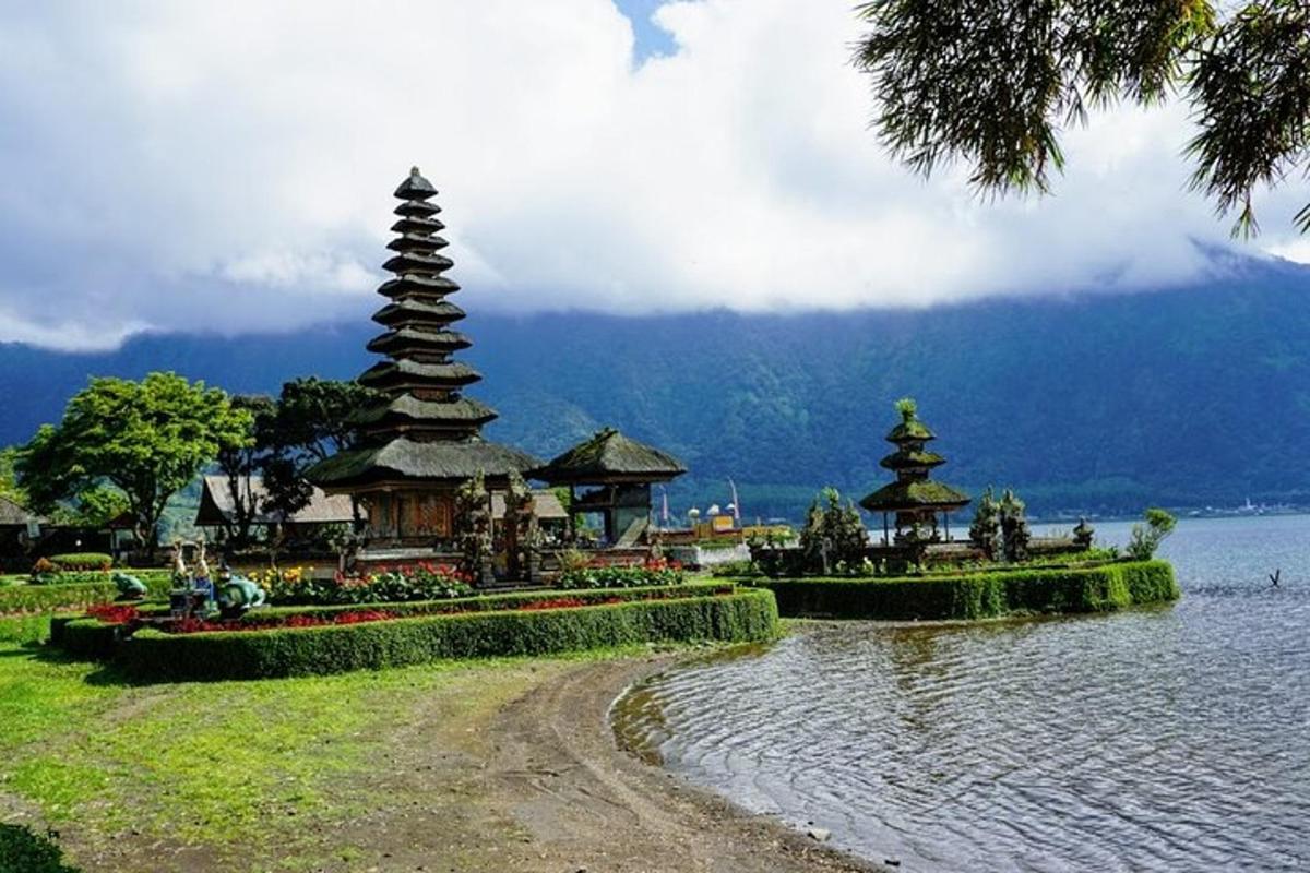 sebuah tasik dengan dua pagoda di dalam air