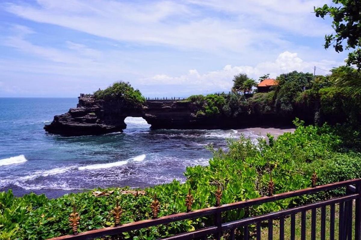una vista dell'oceano da un balcone