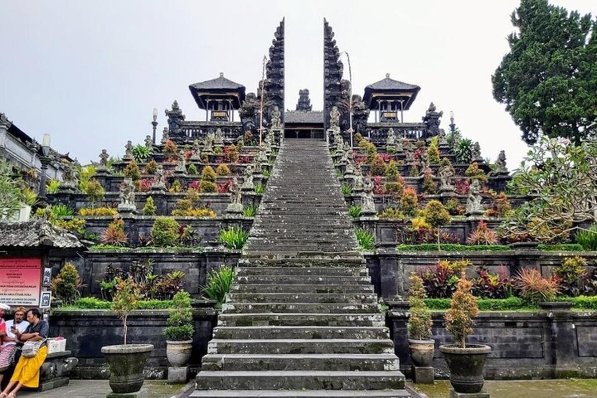 uma grande escadaria que leva a um templo