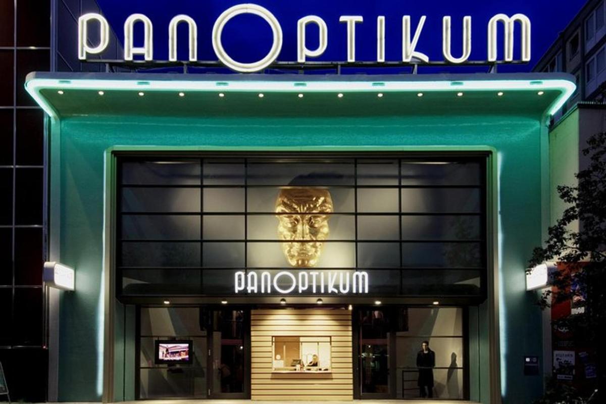 hadapan kedai dengan papan tanda bertulis panoptilium