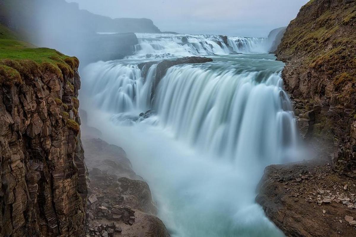 una cascada al mig d'un penya-segat