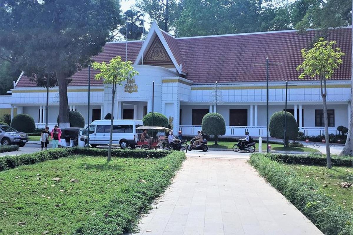 budova s motocyklami zaparkovanými pred ňou