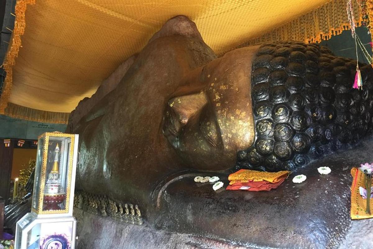 una grande statua di un orso su un muro