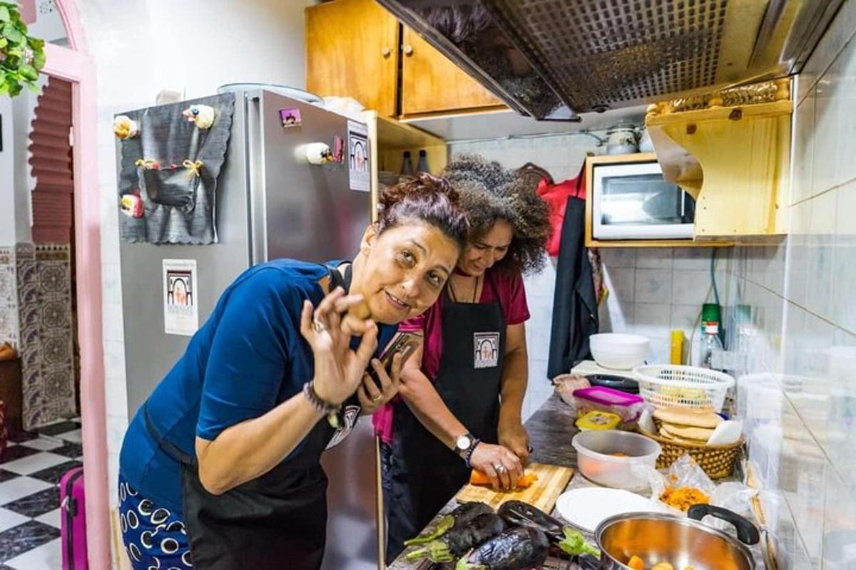 duas mulheres em pé na cozinha preparando comida