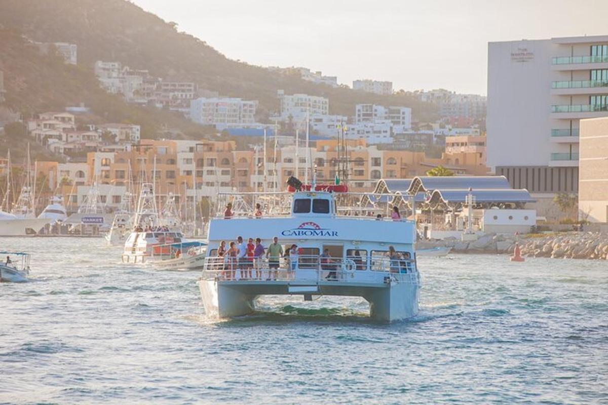 un grupo de personas en un barco en el agua