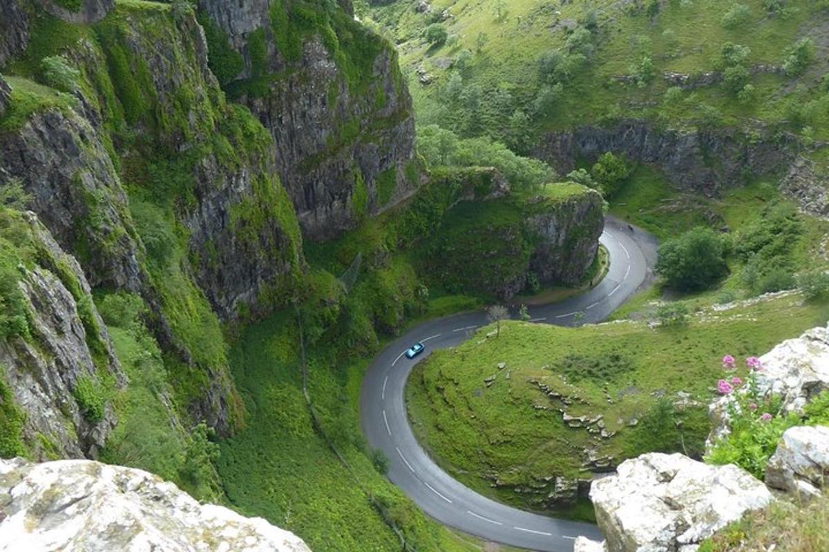 una carretera sinuosa a les muntanyes amb un cotxe