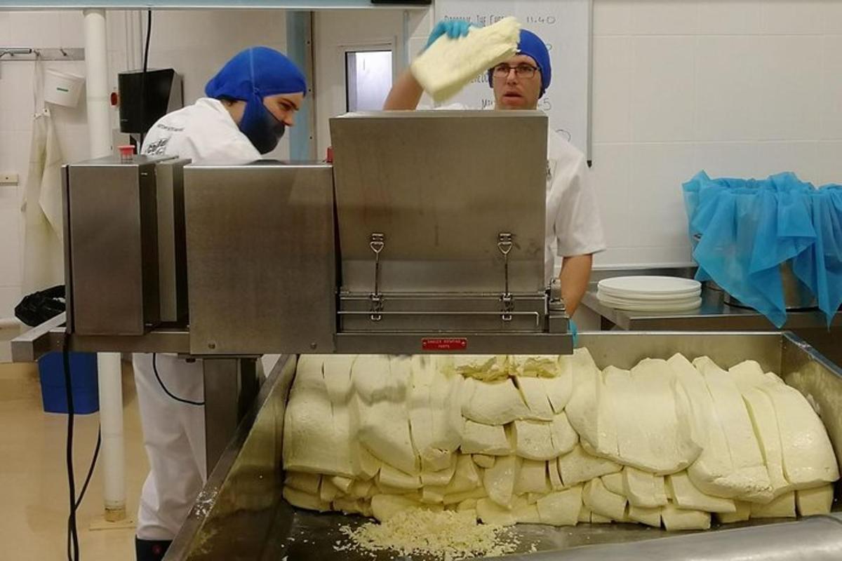 két szakács egy konyhában, ételt készít egy konyhában