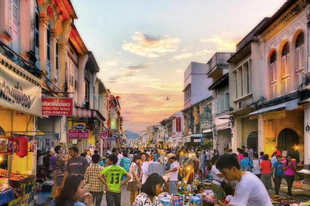uma multidão de pessoas caminhando por uma rua movimentada