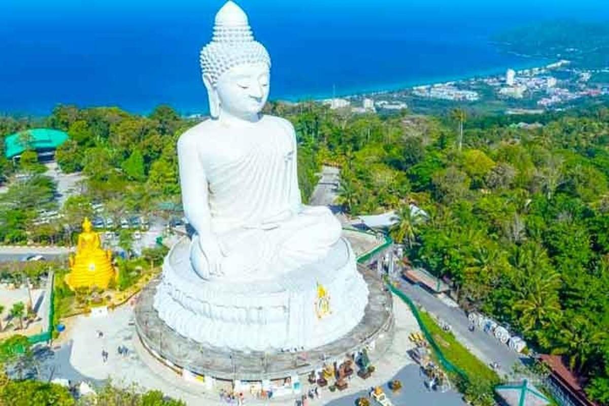 uma vista aérea de uma grande estátua de Buda branca