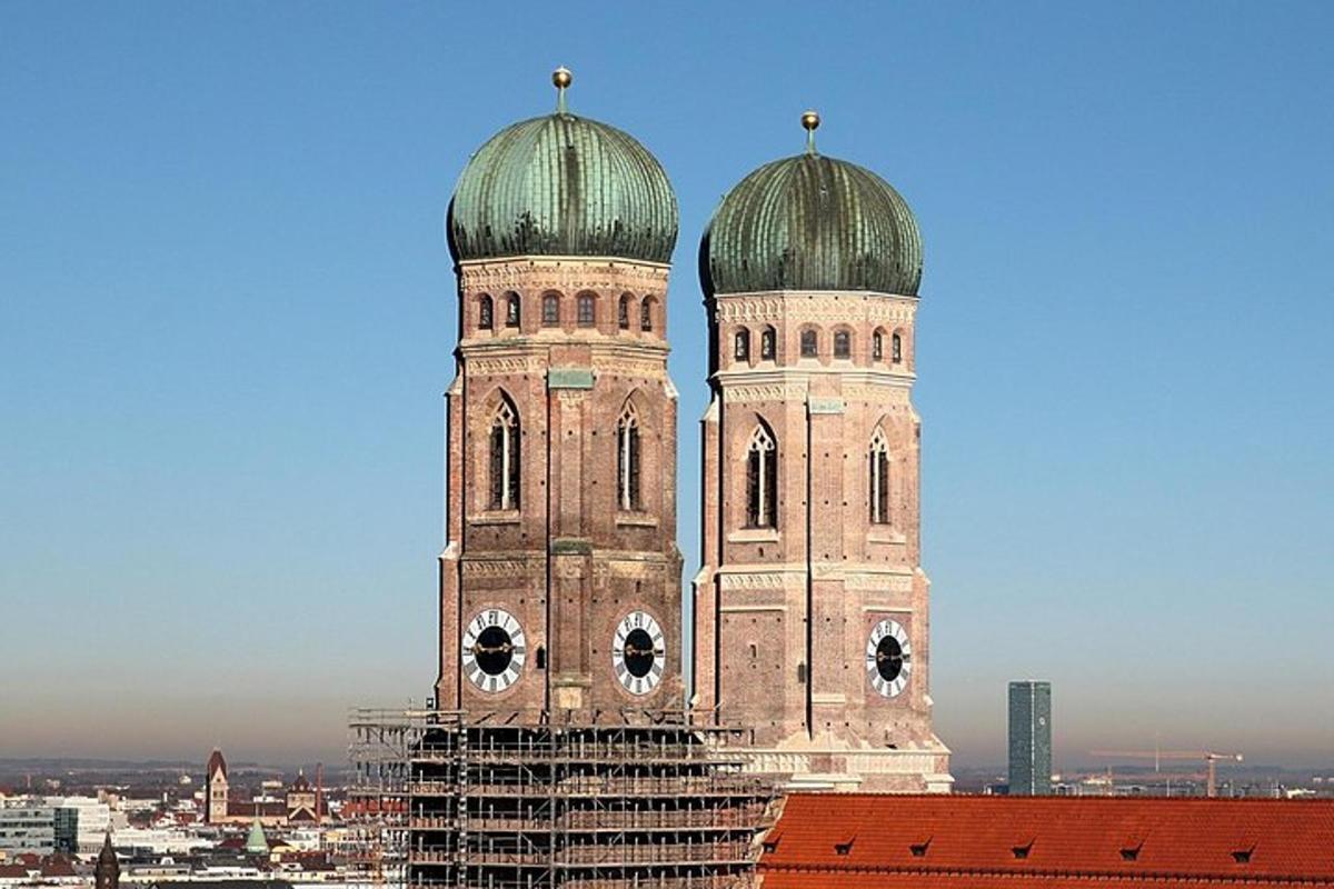un edificio con due cupole in cima