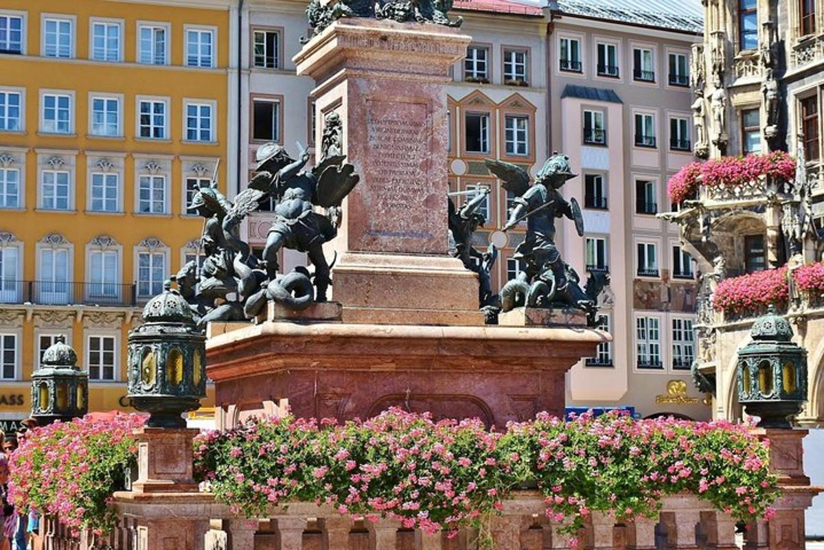 una statua in mezzo a una città con i fiori