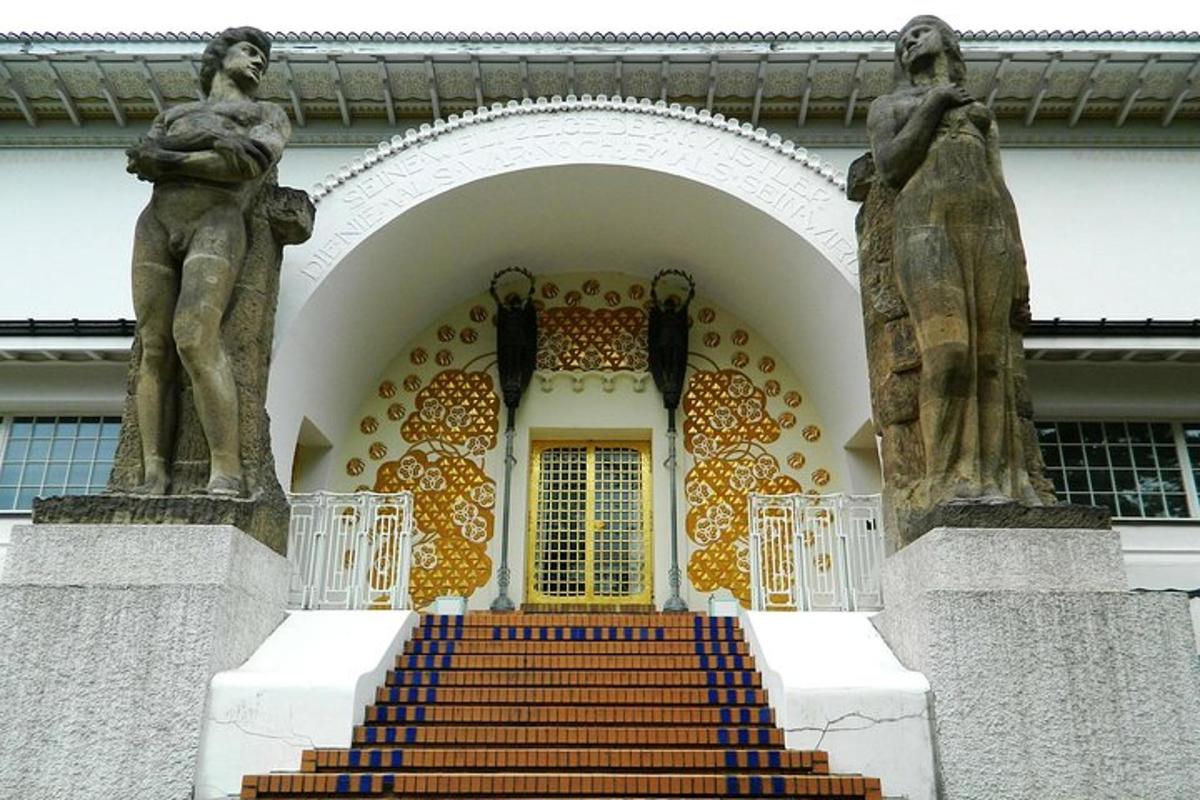 due statue di due persone in piedi davanti a un edificio