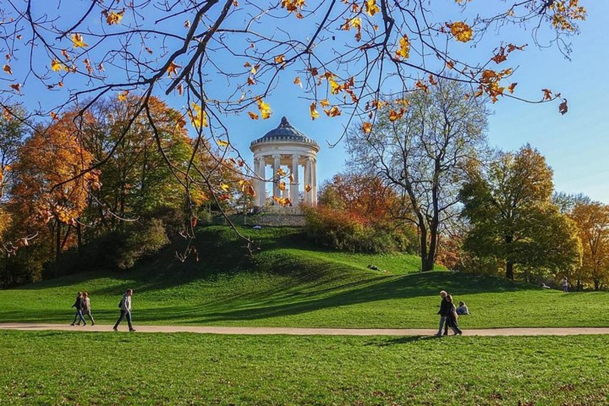 un gruppo di persone che camminano su un sentiero in un parco