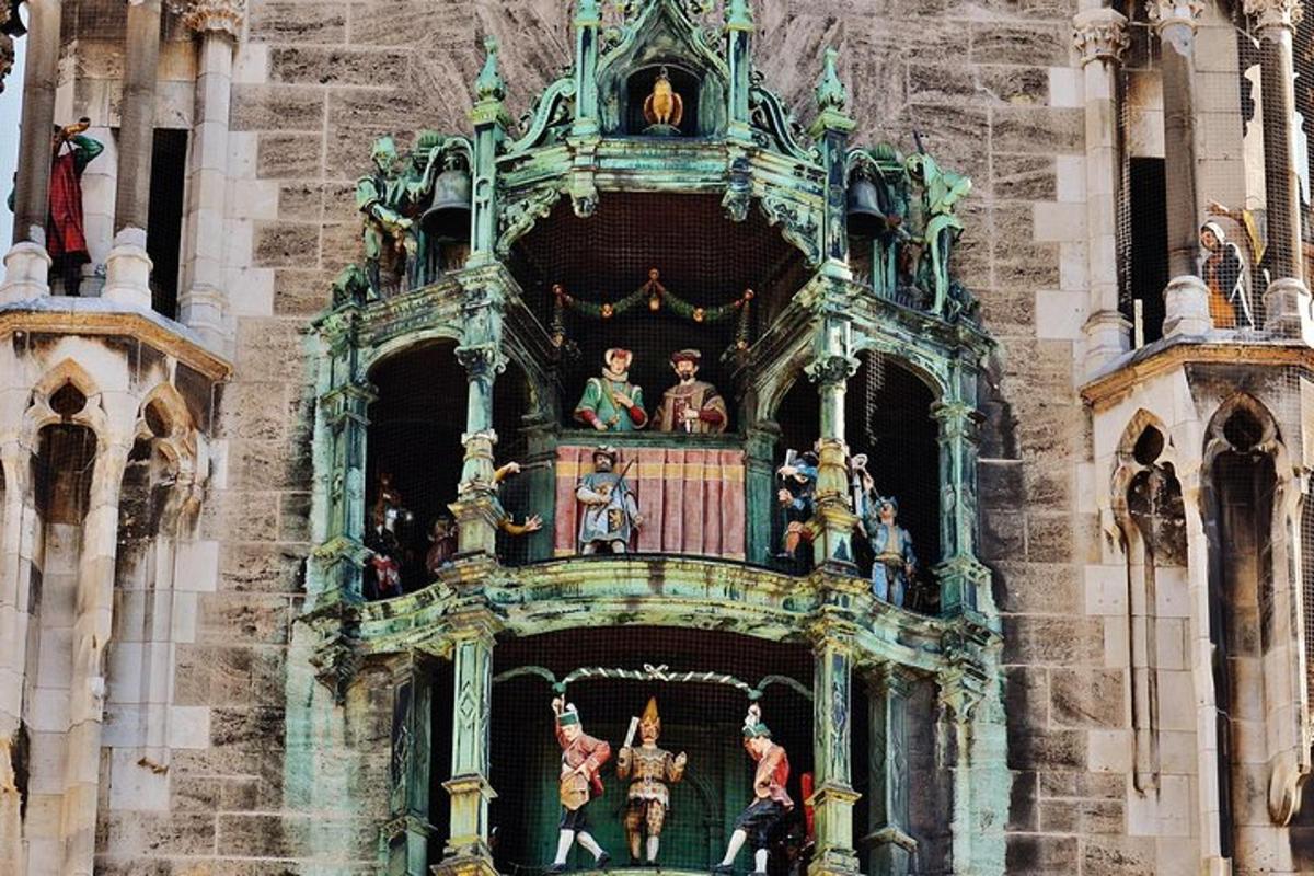 un gruppo di figurine su un balcone di un edificio