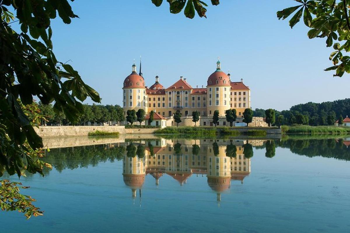 velká budova stojící na vrcholu jezera