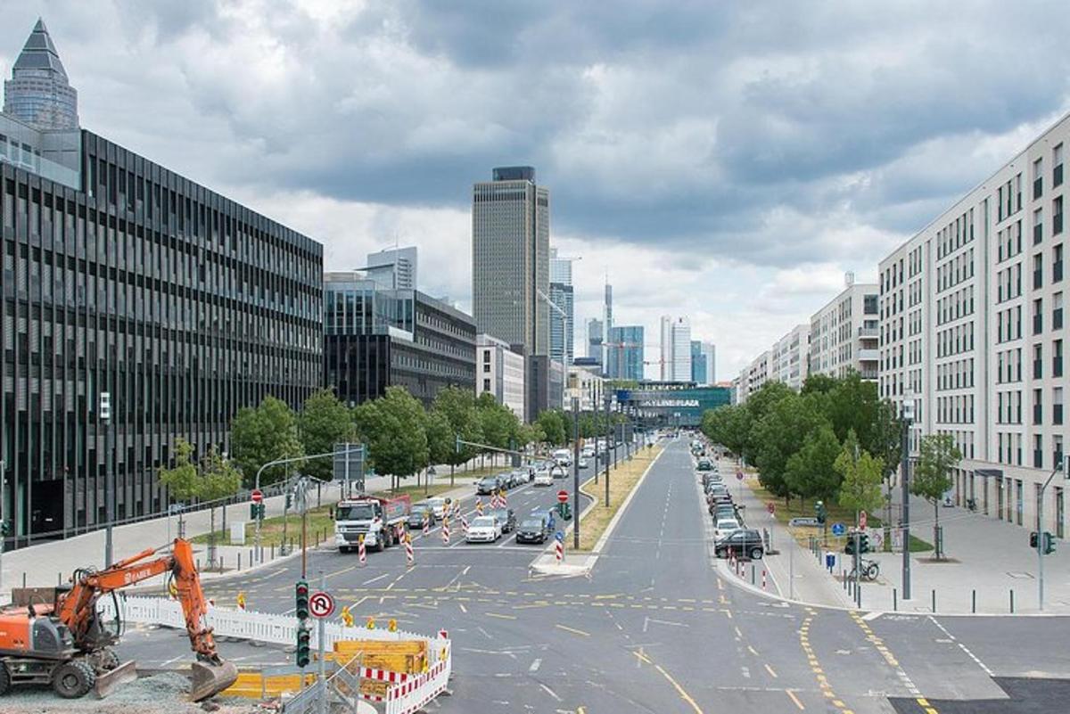 uma rua movimentada da cidade com trânsito em uma cidade