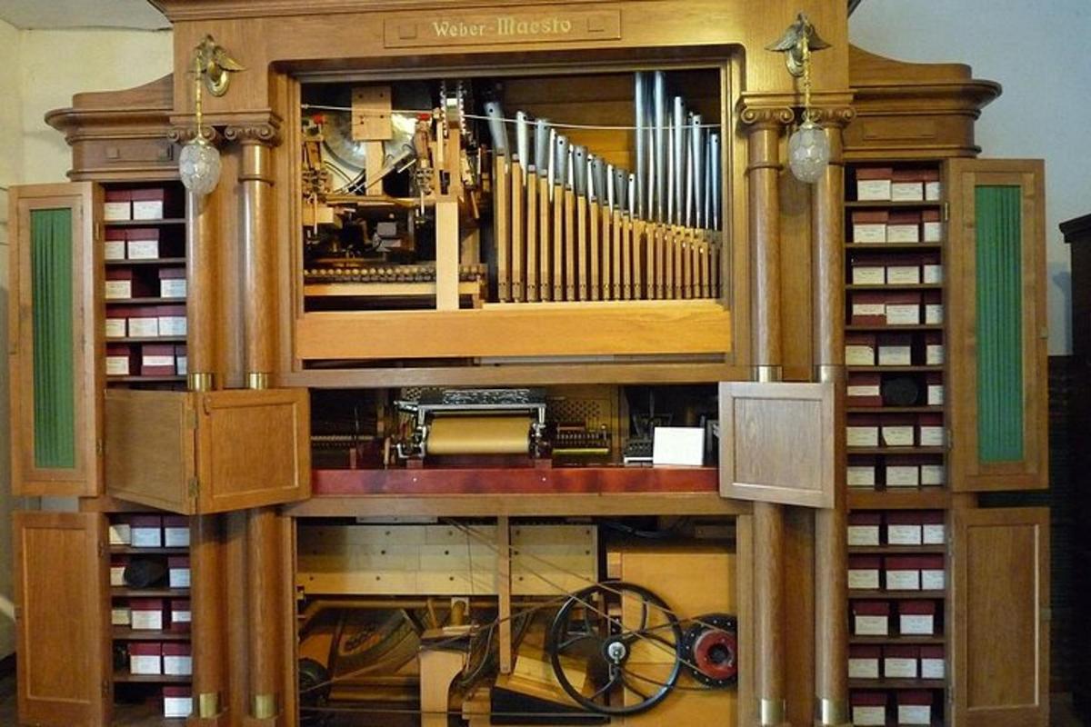 eine große Orgel in einem Raum mit einer Harfe