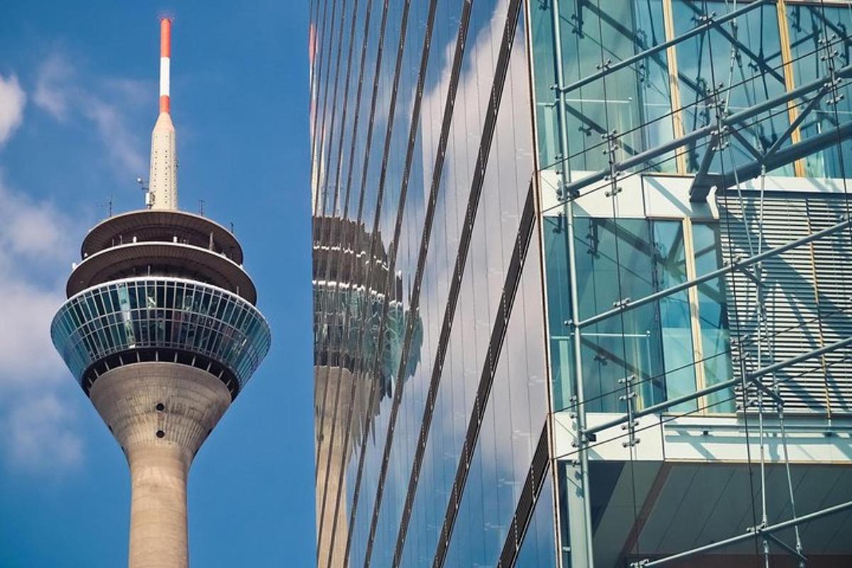 Útsýni yfir sjónvarpsturninn í Berlín og glerbyggingu