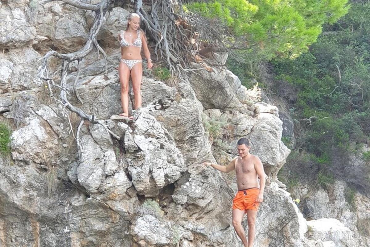 ένας άντρας και μια γυναίκα που στέκονται πάνω σε έναν βράχο