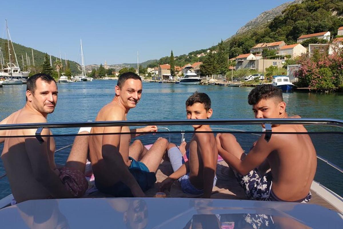 μια ομάδα ανδρών που κάθονται σε μια βάρκα στο νερό