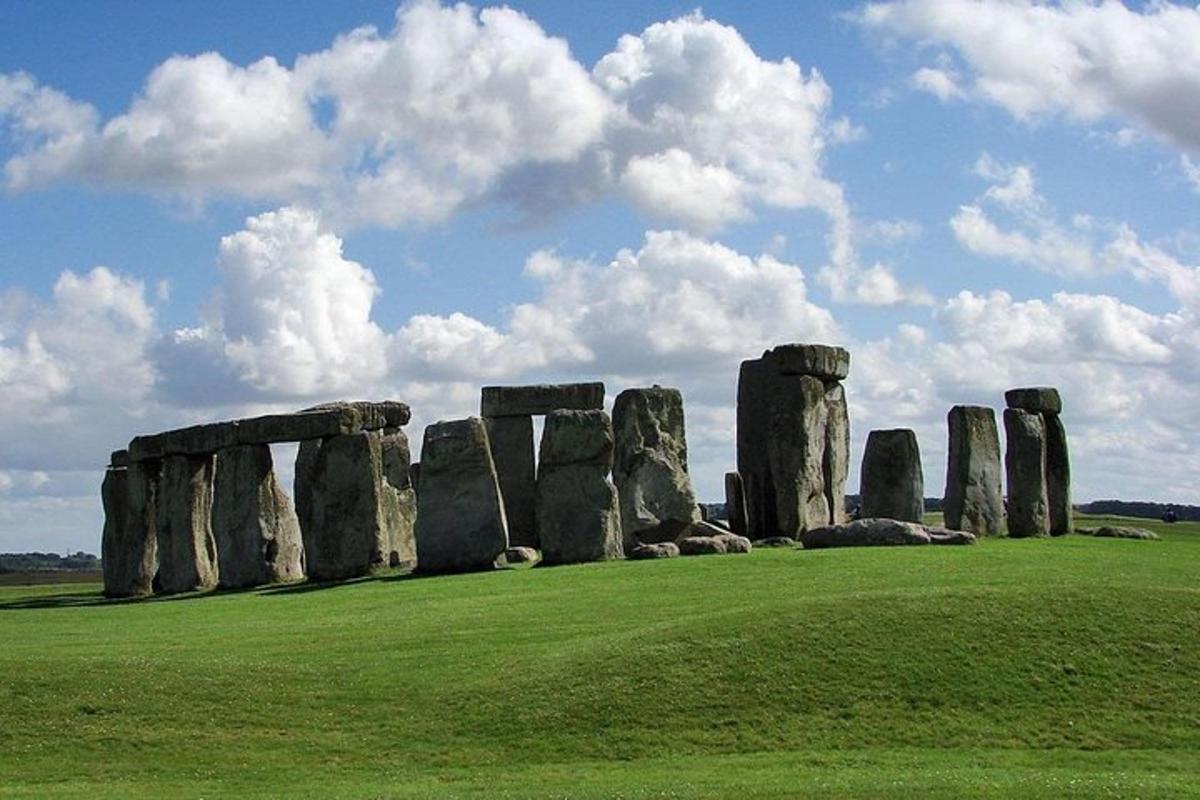 skupina kamenů Stonehenge v poli