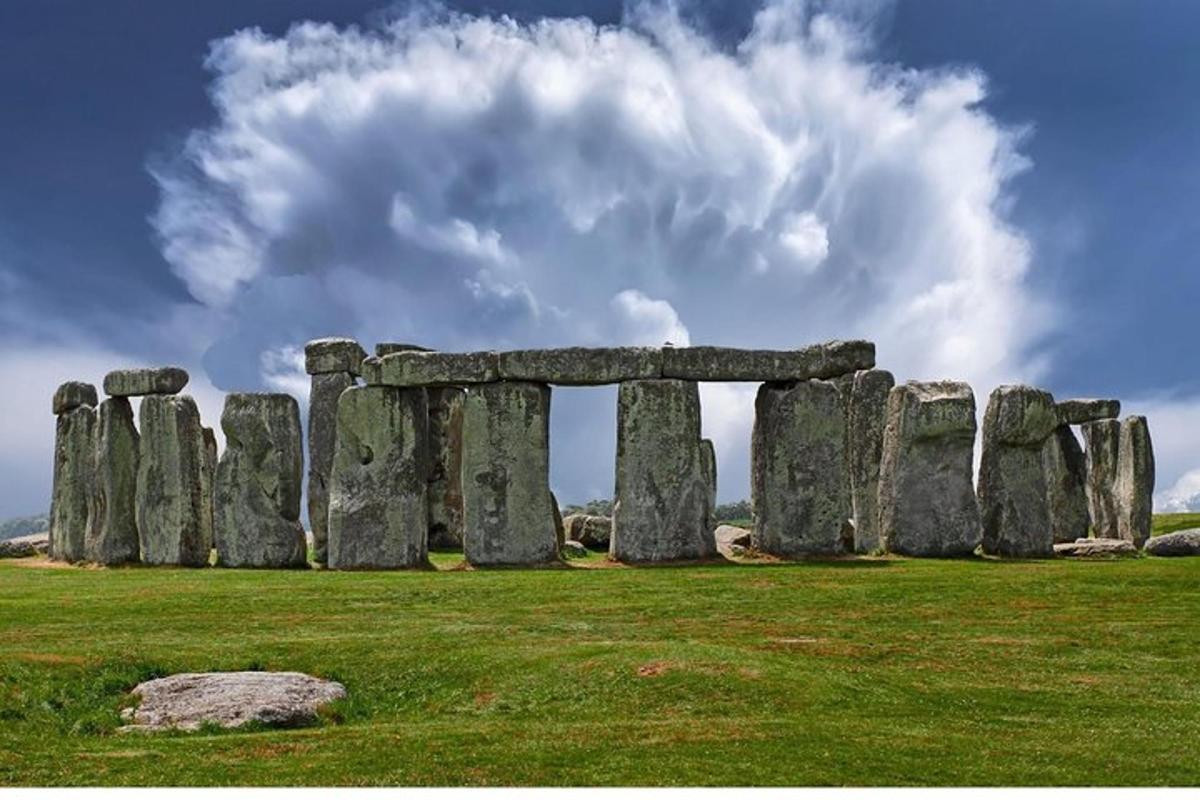 một tượng đài stonehenge cũ trong một cánh đồng cỏ