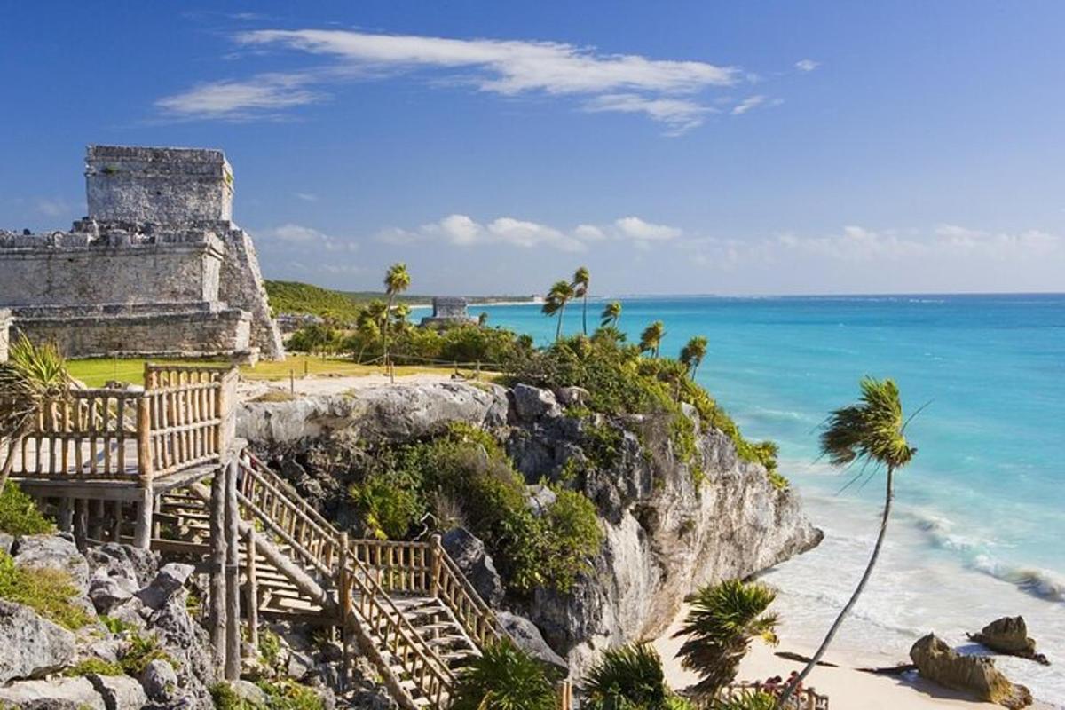 ein Gebäude auf einer Klippe neben dem Meer