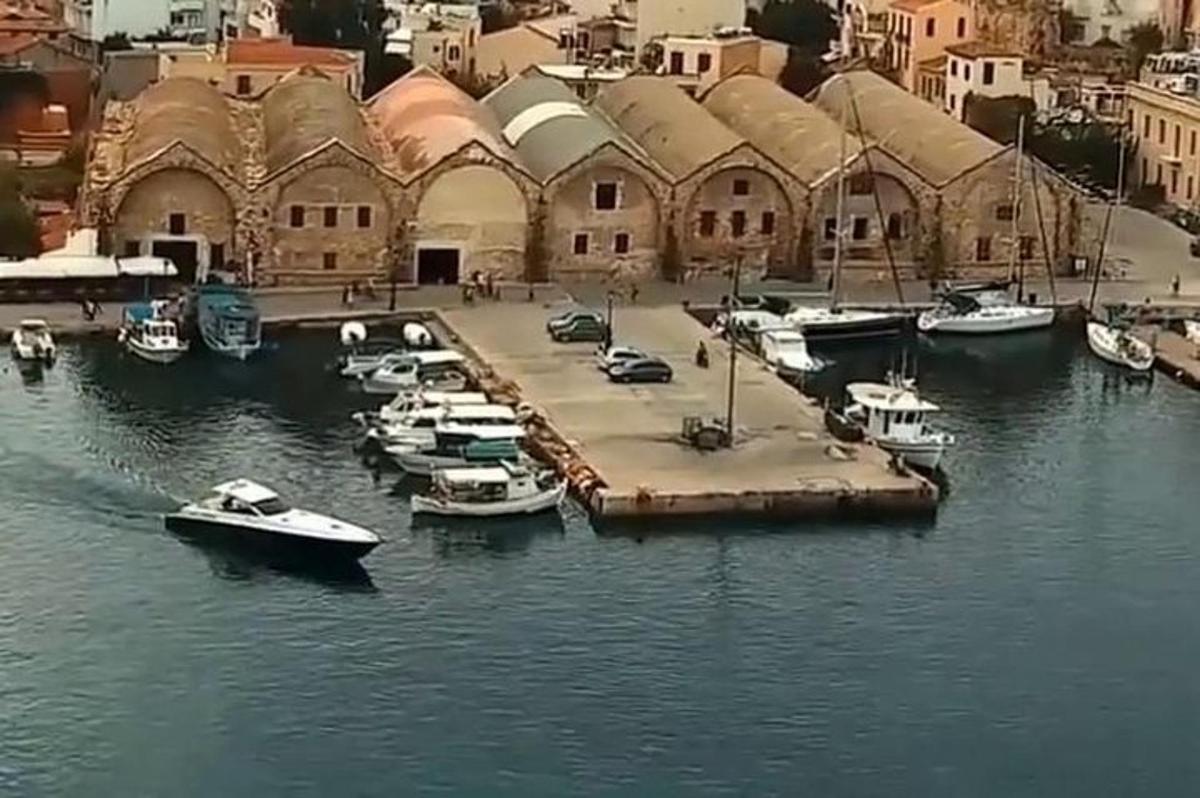 en gruppe både ligger fortøjet i en havn