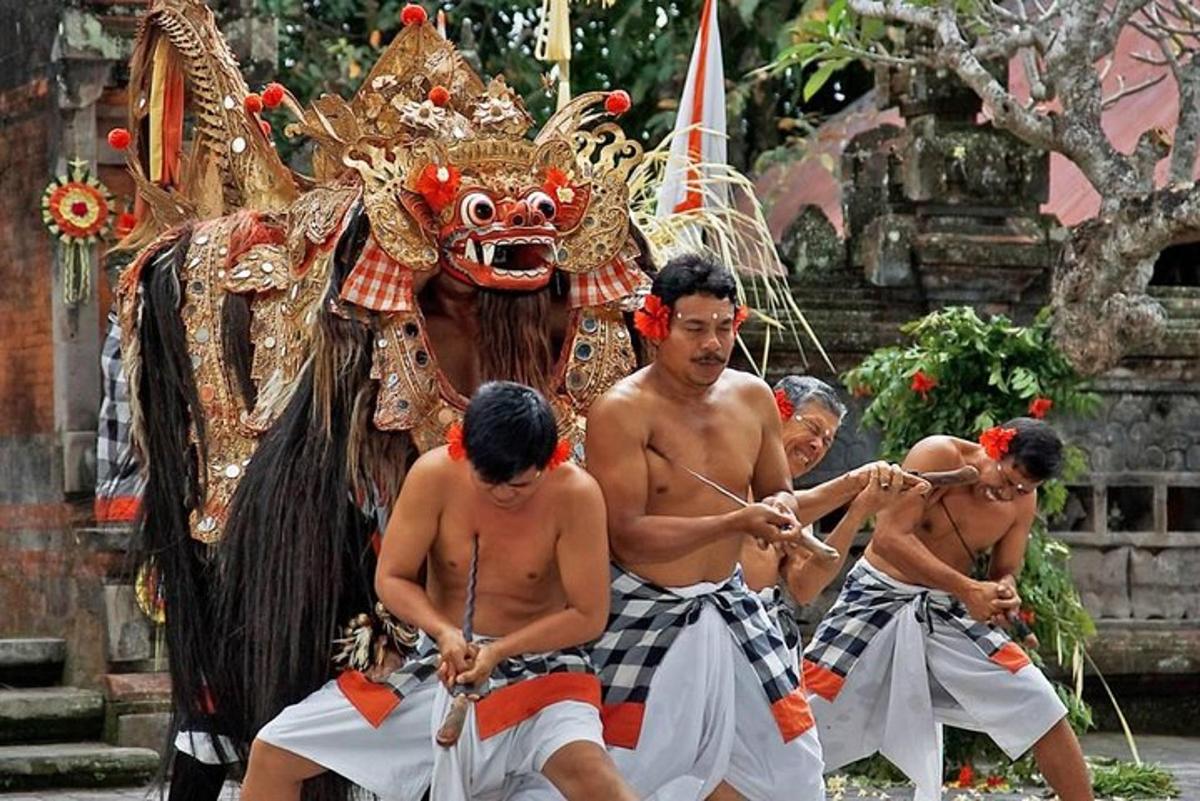 sekumpulan lelaki di hadapan seseorang yang memakai topeng
