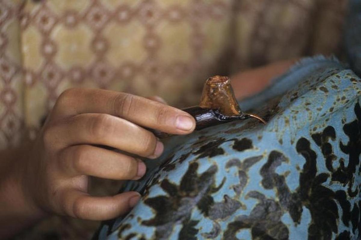 seseorang yang memegang katak di sisi tempat duduk